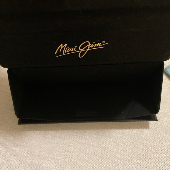 MAUI JIM Black Trifold Magnetic Close Foldable Glasses Case with Cleaning Cloth - Picture 4 of 4